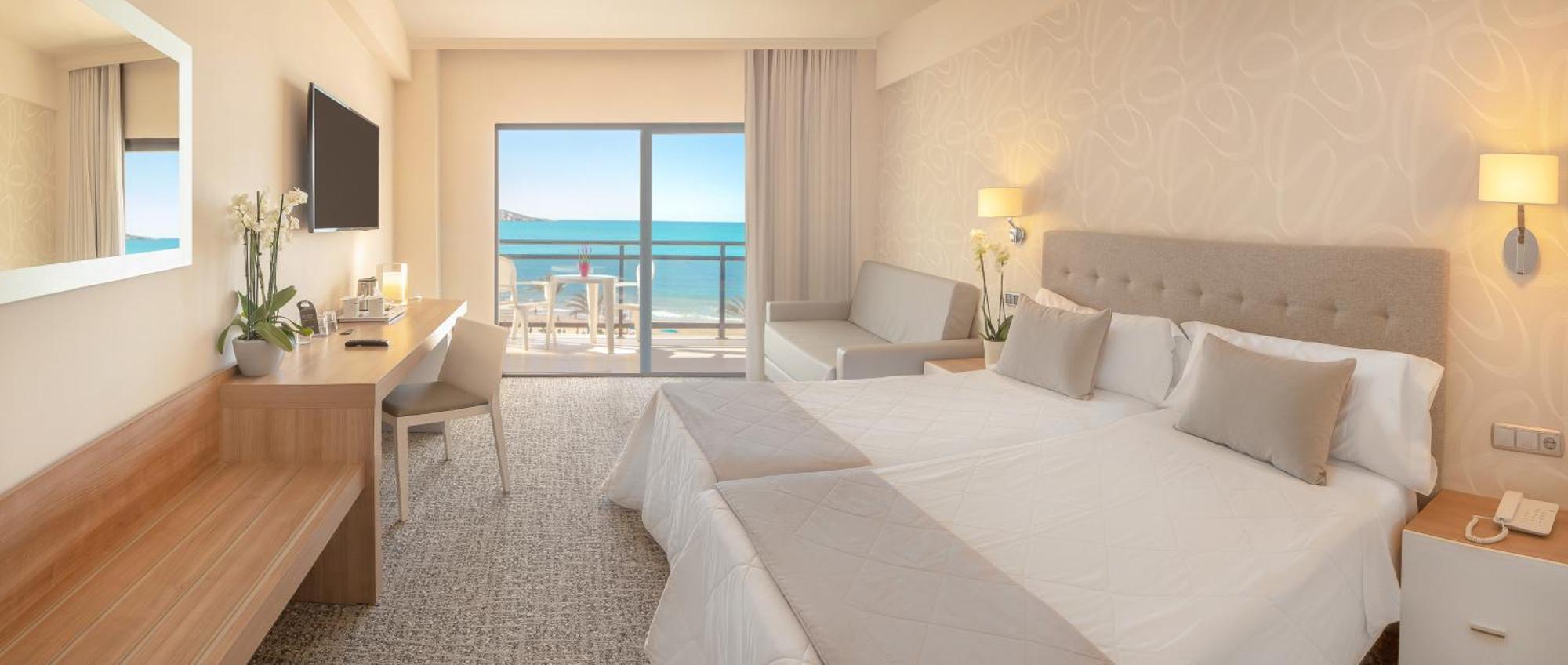 Habitación Doble con vistas al mar y terraza (3 adultos + 1 niño) - 2 camas