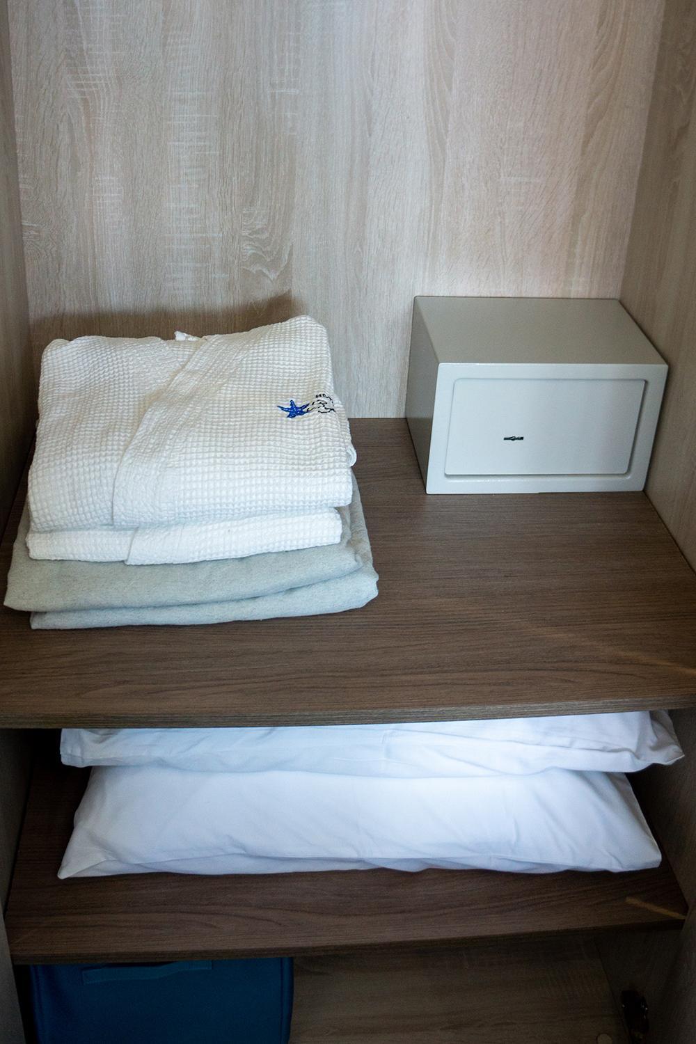 One Bedroom apartment one large or two single beds