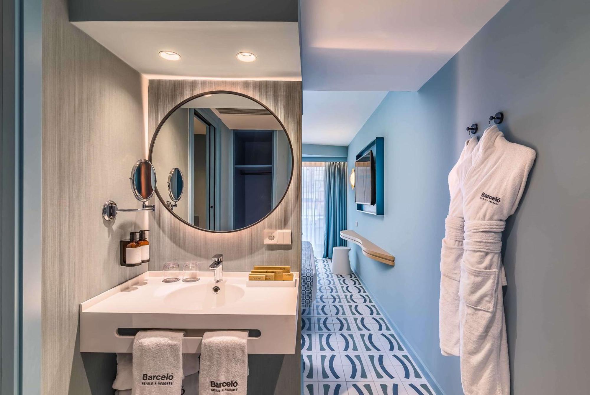 Superior Double or Twin Room Lateral Sea View