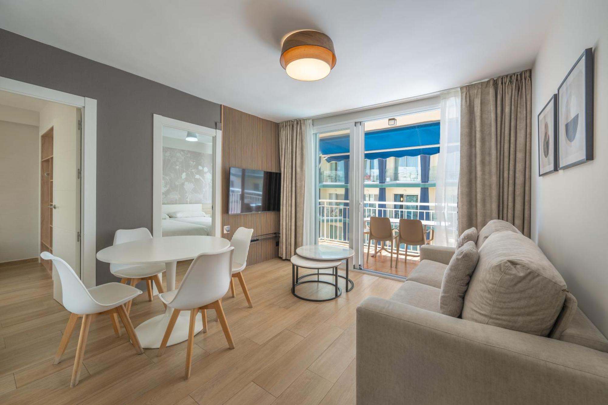 Family Three-Bedroom Apartment Lateral Sea View