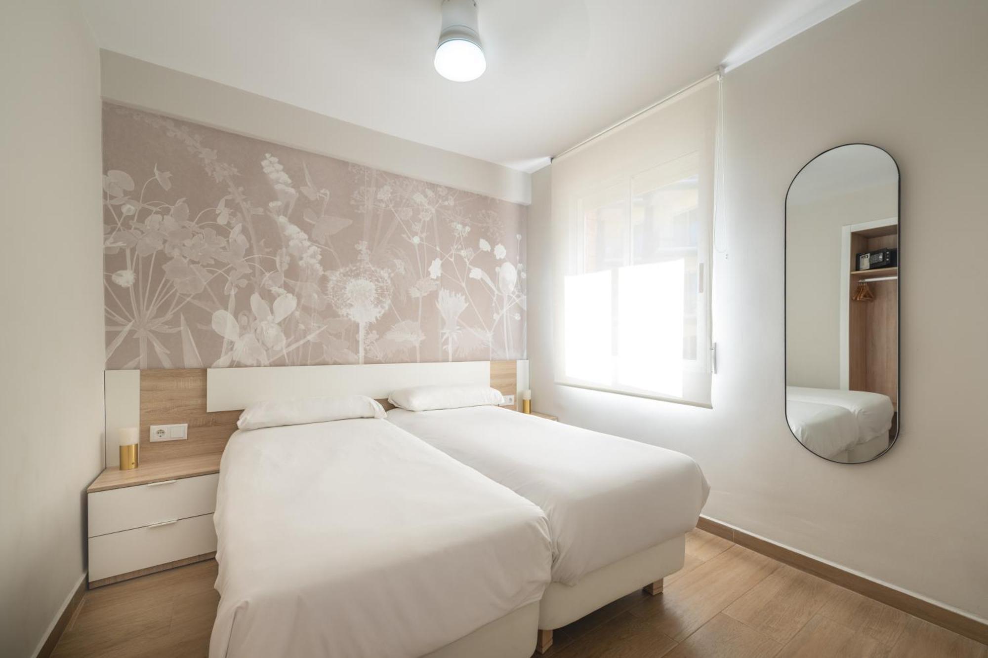 Family Three-Bedroom Apartment Lateral Sea View