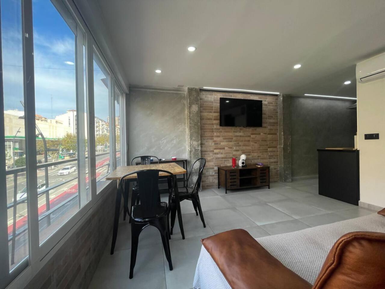 One-Bedroom Apartment Balcony City View