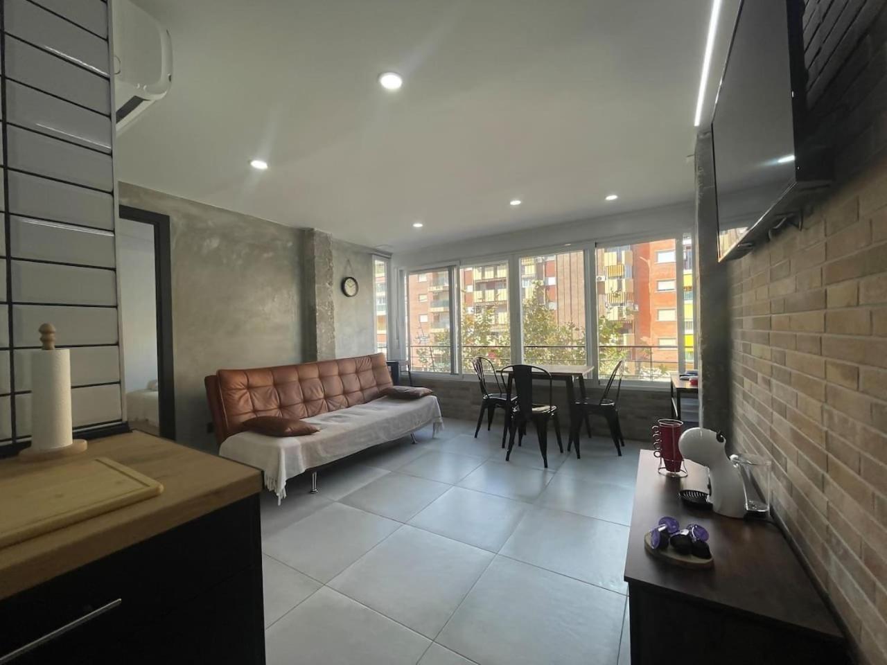One-Bedroom Apartment Balcony City View