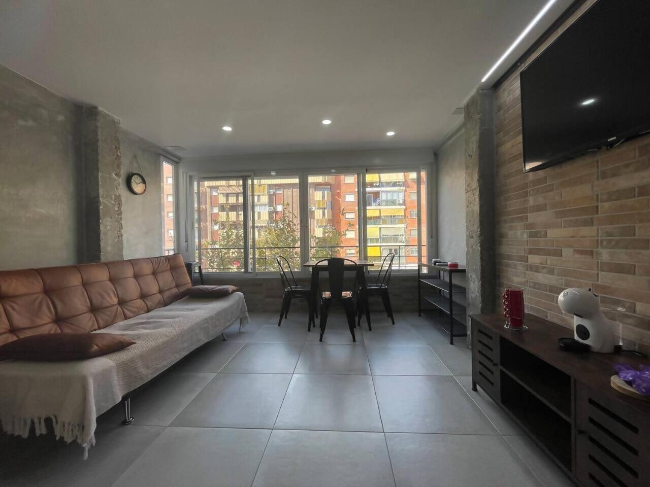 One-Bedroom Apartment Balcony City View