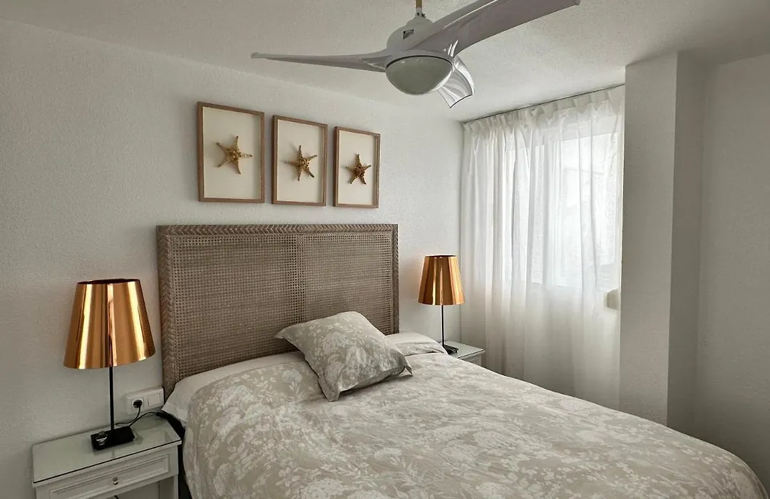 Apartamento mediterraneo, muy centrico, en Plaza Triangular, soleado, con jardines y piscina y la playa enfrente andando, con parking exterior comunitario-1