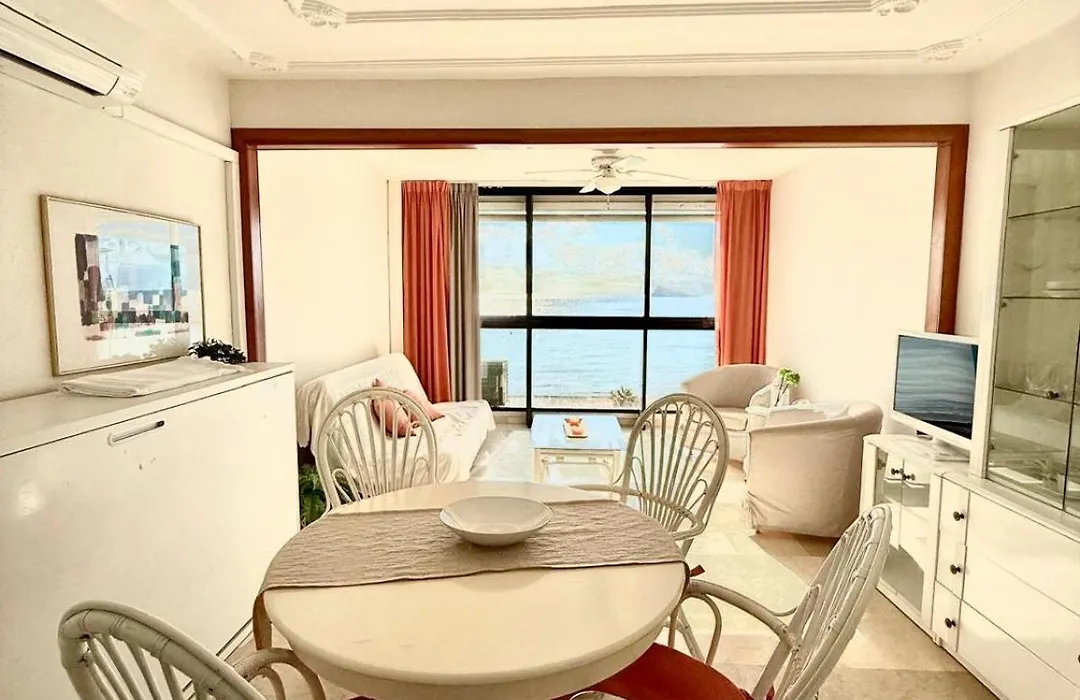 Apartamento Santa Margarita, primera línea de playa con piscina-1