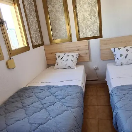 Gerona Apartment On The Strip With Pool & Parking-3