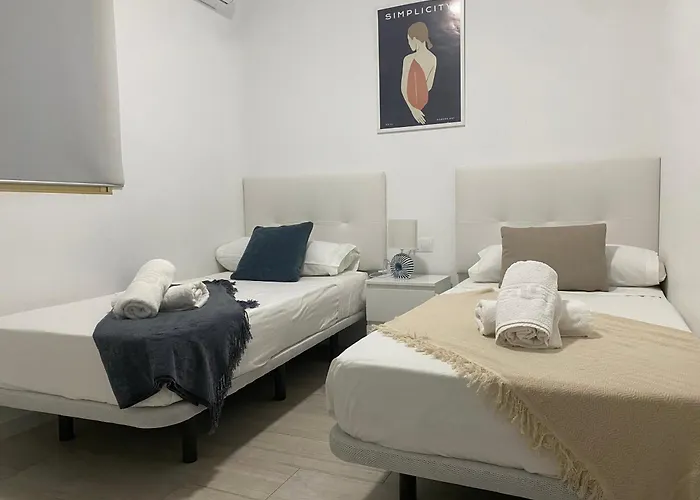 Apartamento ensueño 1a linea playa poniente 6 PAX parking wifi y AC